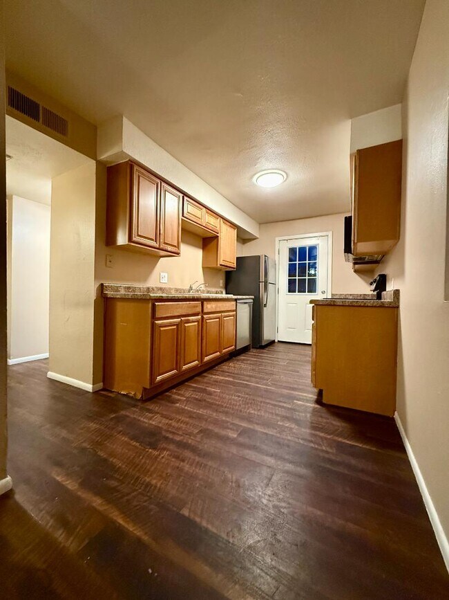 Photo - 825 E 5th St