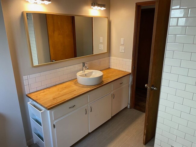 4911 NE 27th Ave Unit 1