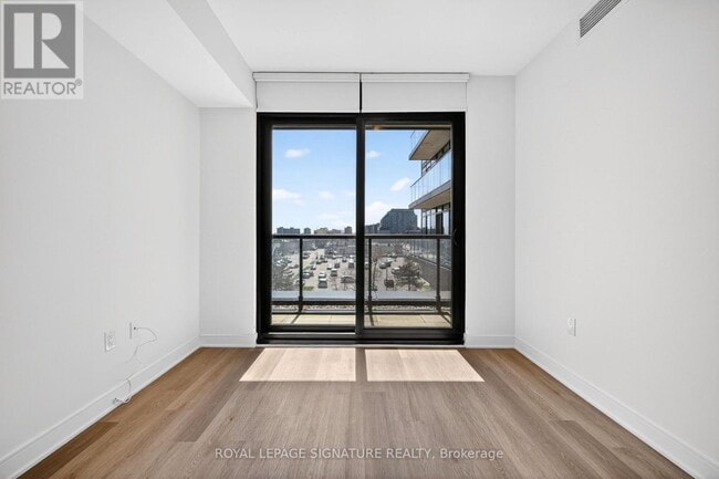 Photo - 86 Dundas St E Unit 326