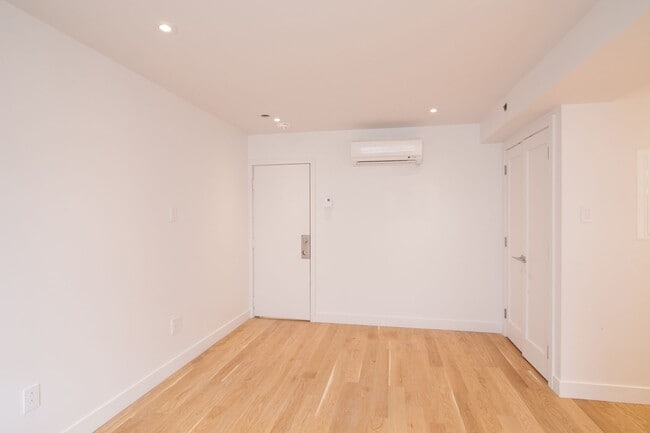 Photo - 25 Av des Pins O Unit 440