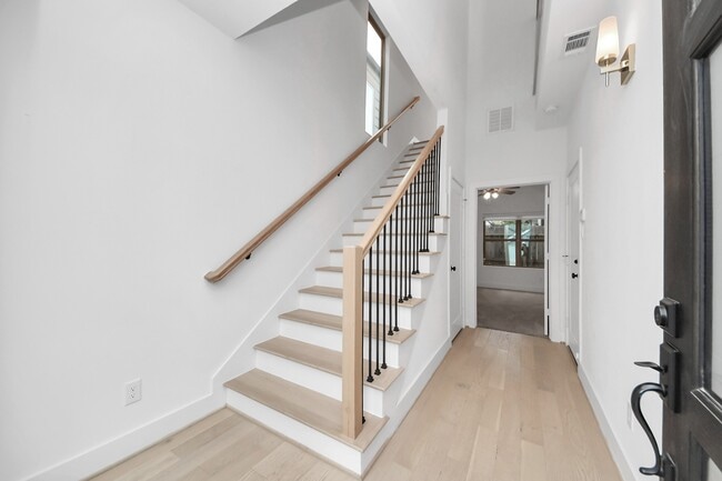 Photo - 615 Oakley St