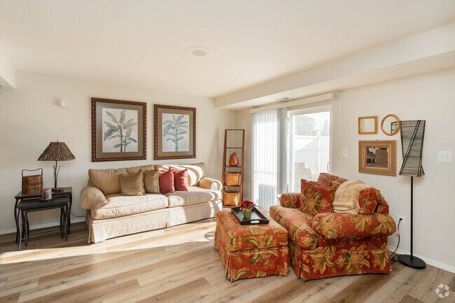 2BR 2BA 1035SF
