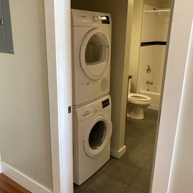 In Unit Laundry 2b/2b, 1067 sq ft
