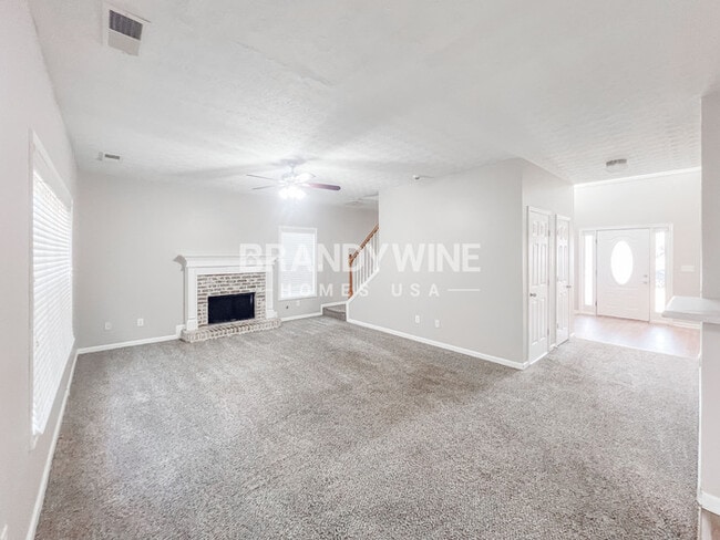 Photo - 215 Prince Edward Way