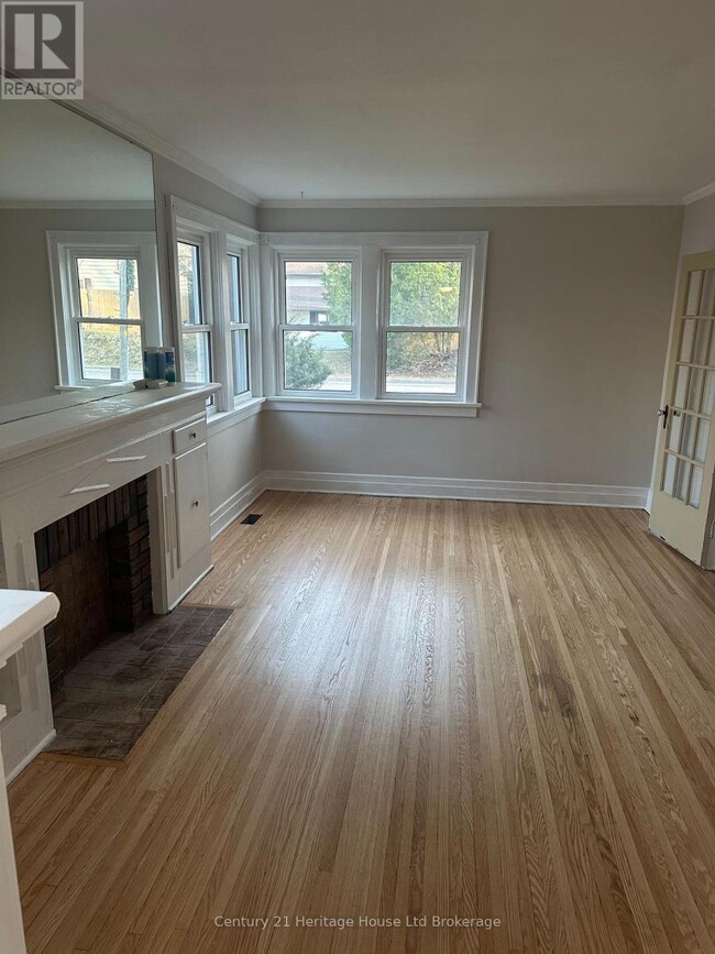 Photo - 365 Brant St