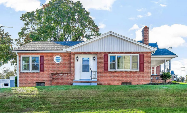 Building Photo - Available Now - Cozy 2 Bedroom, 1 Bath Sin... Rental