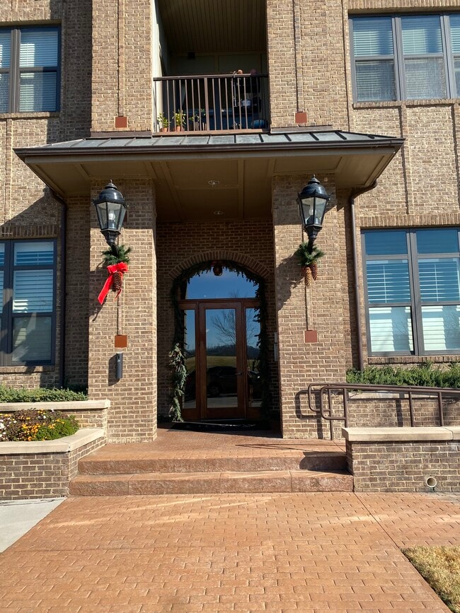 Building Photo - 445 W Blount Ave Unit 509