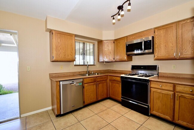 Building Photo - Spacious 2 Bedroom, 2 Bath Single-Story Home
