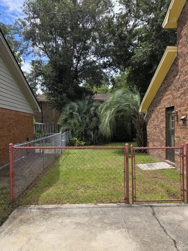 Photo - 123 Hunt Club Ct