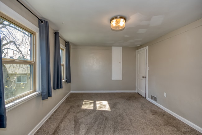 Photo - 127 E 14th St