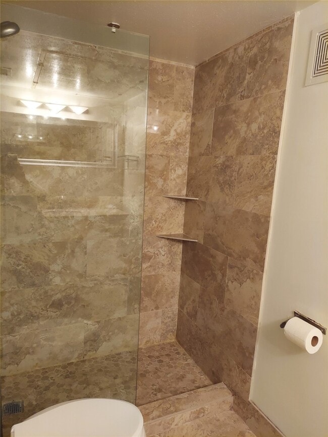 Building Photo - 1601 S Shepherd Dr Unit 102