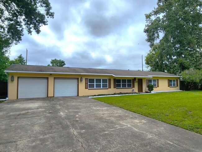 Photo - FOR RENT 5 bedroom, 3 bathrooms, 2 car garage home near UF.