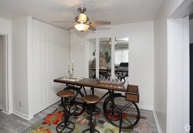 2BR, 1BA - 862 SF