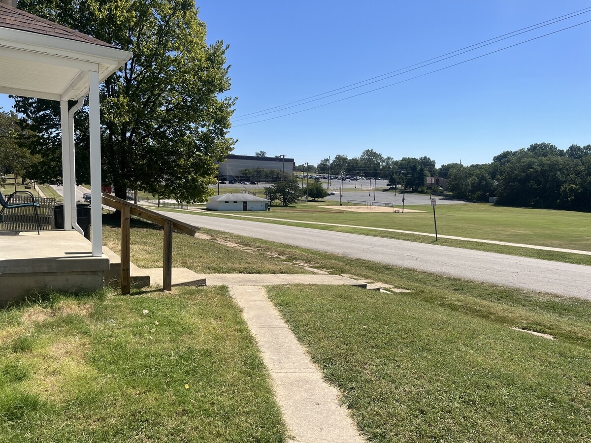 Photo - 323 W King St