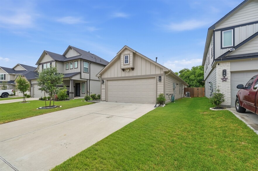 2742 Oakleaf Ash Ln