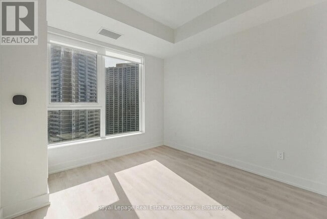 Photo - 60 Central Park Roadway Unité 1605