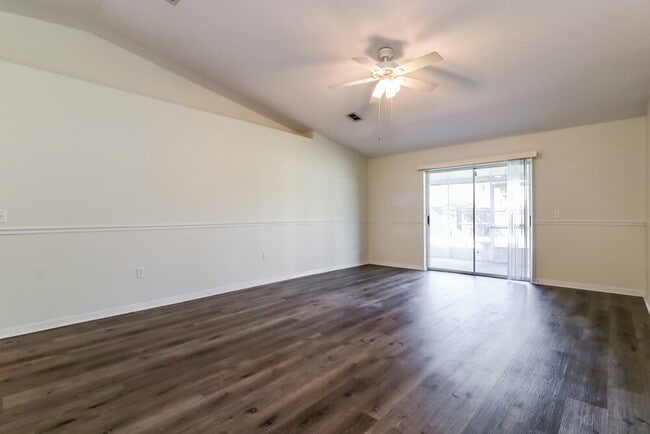 24915 Hyde Park Blvd