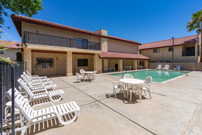 Piscina - Hacienda Court Apartments