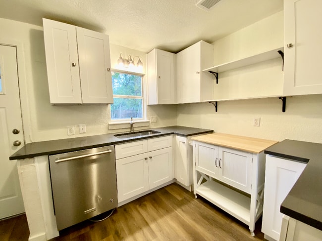 Photo - 408 Faris St
