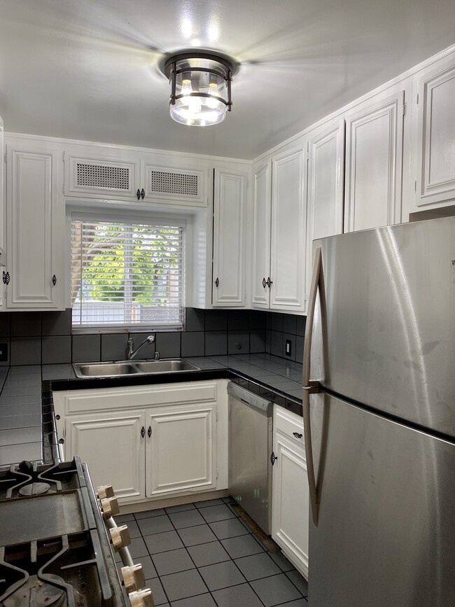 Kitchen - 20 20th Ave Unit A