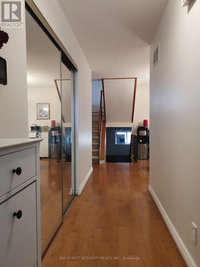 Photo - 976 Raintree Ln