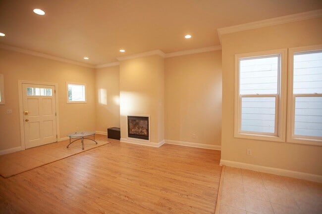 Photo - House for rent, Updated 4BR+2 extra BR/Den/Offices/Family Rooms & 3BA in Ingleside!