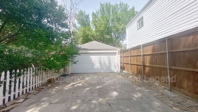 Photo - 5739 Kenwood Ave