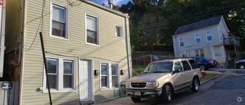 Building Photo - 121 Turner St Rental