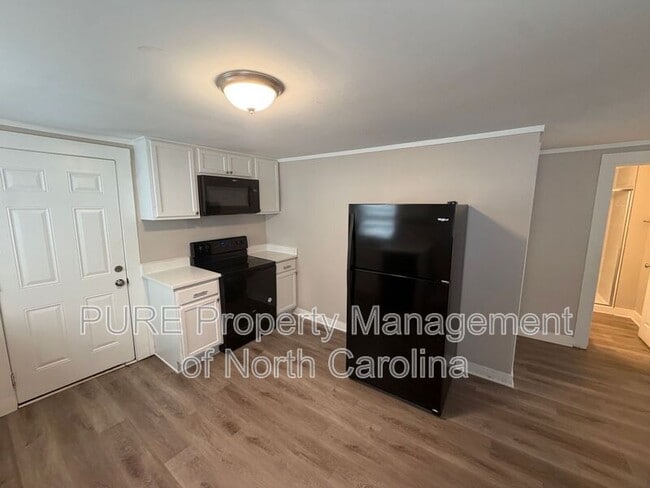 Photo - 930 Dixie St