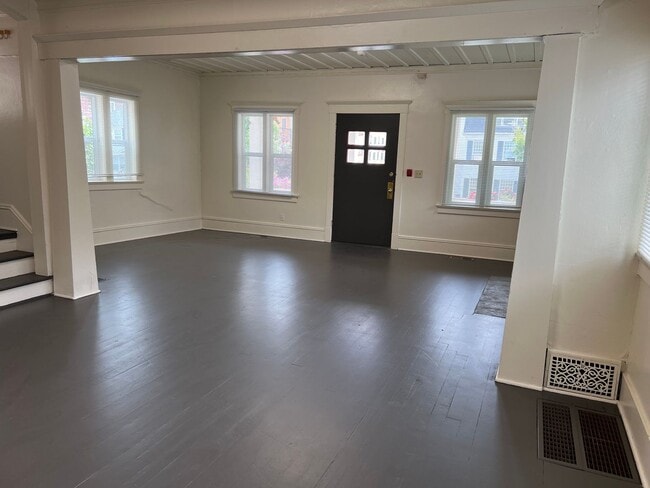 Photo - Great 8 Bedroom House Very Close to Univer...