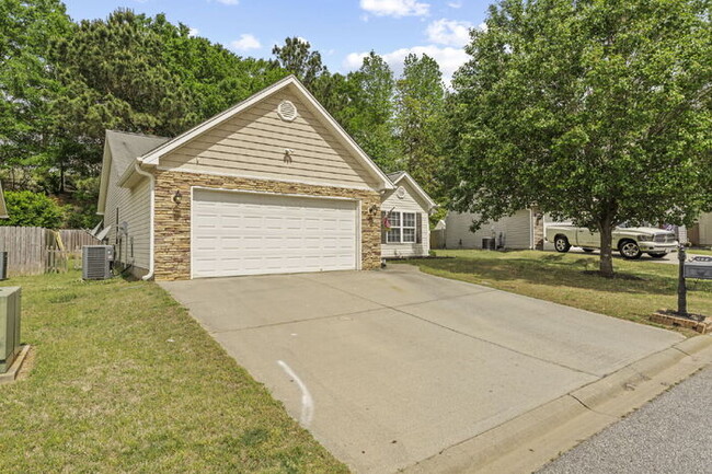 Photo - Charming 3-Bedroom Retreat with Cozy Fireplace in Simpsonville