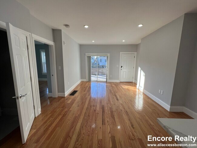 Photo - 139 Oxford St Unidad 2