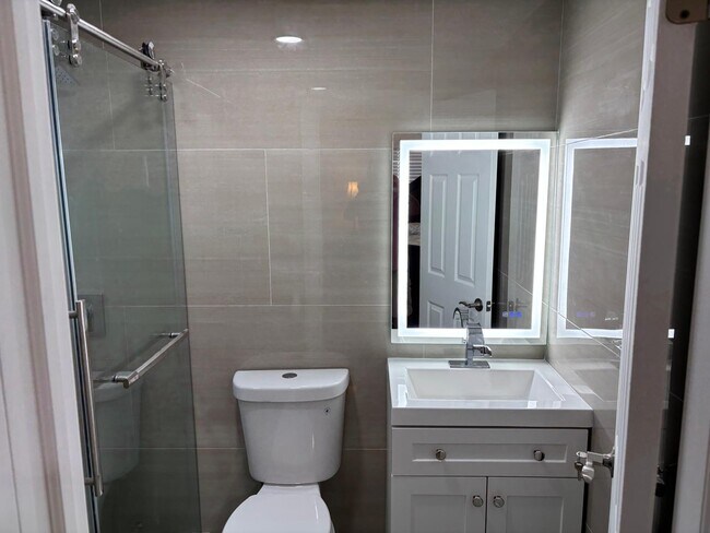 Photo - 7115 Rue Granville Unit #C