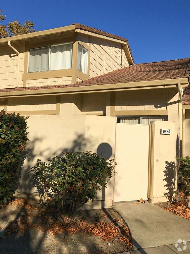 Building Photo - Absolutely Gorgeous 3 Bedroom 1.5 Bath Tow... Rental