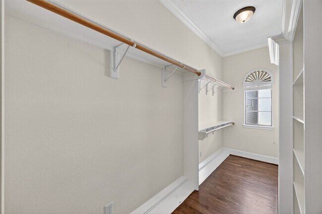Building Photo - 5305 Lillian St