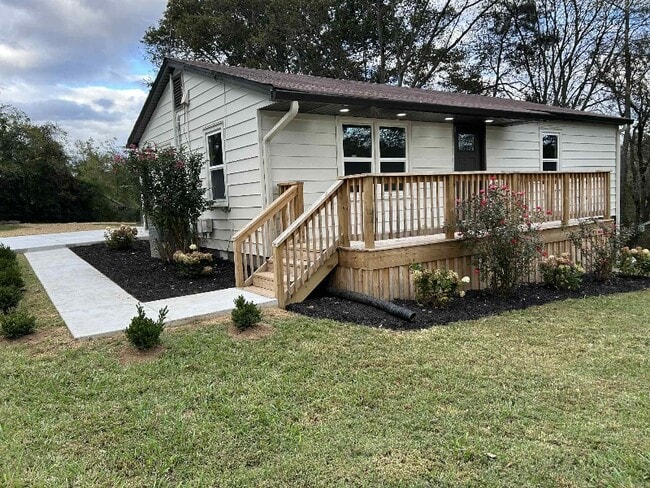 Photo - 304 Greenview Dr