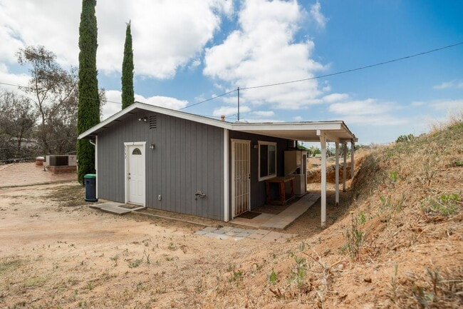 Building Photo - Beautiful Detached 1 Bedroom Home in Lakeside!
