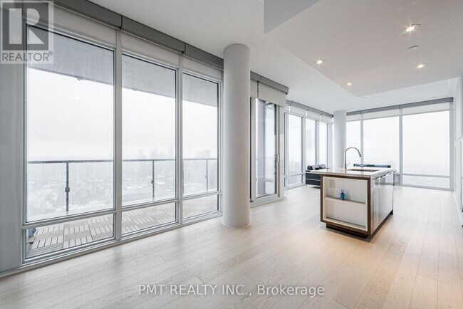 Photo - 488 University Ave Unité 5102