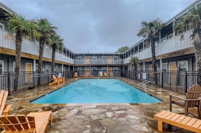 Building Photo - 2401 Manor Rd Unit 111