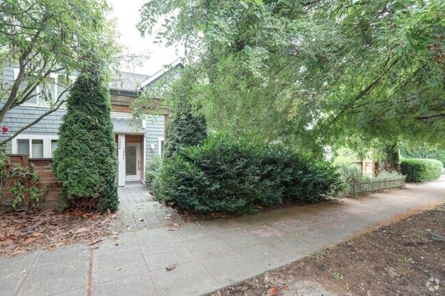 Building Photo - Stunning 3bd, 2.5ba Townhome Available in ...