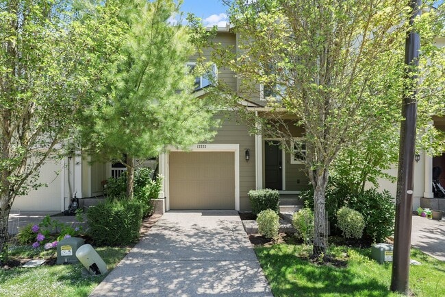 Building Photo - Lovely 3 bedroom/2.5 Bath Townhouse