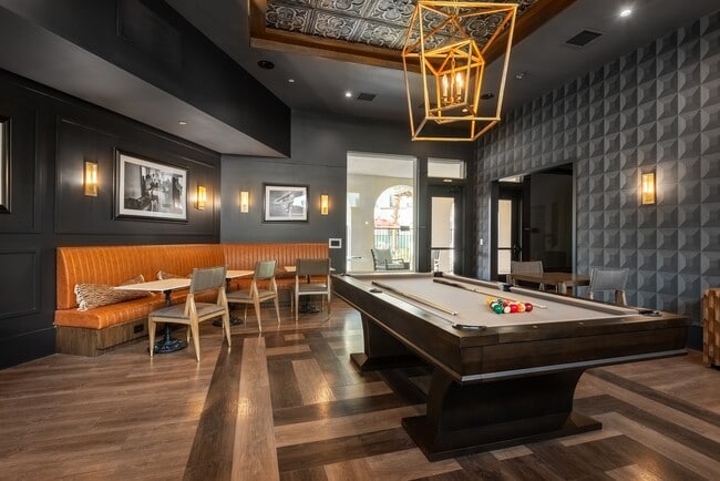 Bar clandestino con mesa de billar y juegos arcade