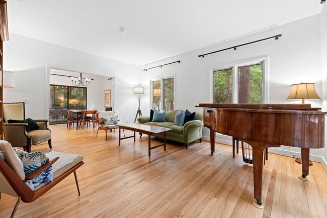 Photo - Gorgeous Home in Ironwoods Neighborhood Chapel Hill