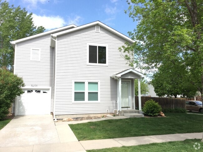 Building Photo - Beautiful 3 Bedroom 3 Bath Home in the War...