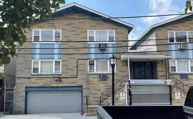 Building Photo - 555-559-559 35th St Unit 5R