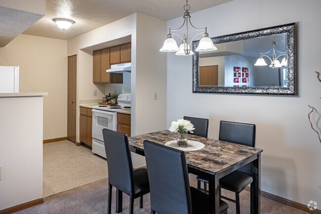 2BR, 1BA - 911SF - Dining Room