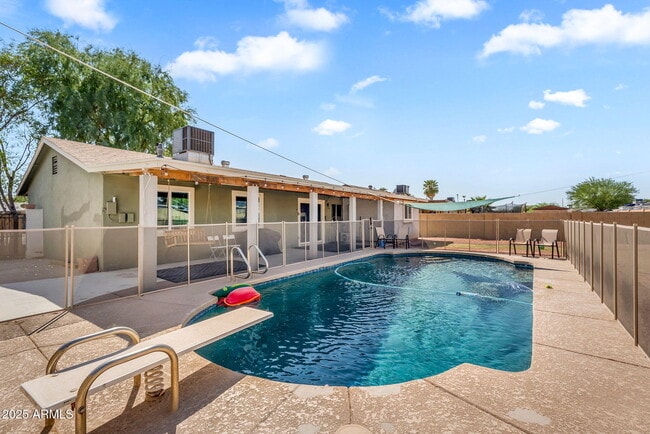 Building Photo - 4902 W Sheridan St