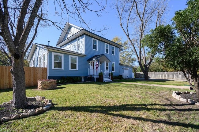 Photo - 307 Walnut Dr E