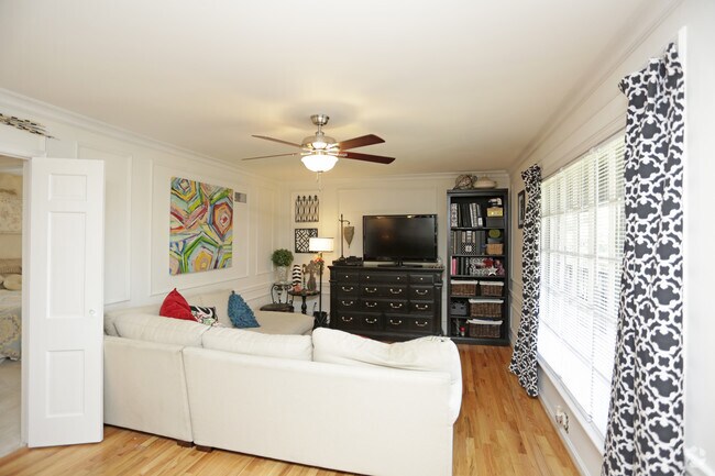 2BR, 1BA - 775 SF
