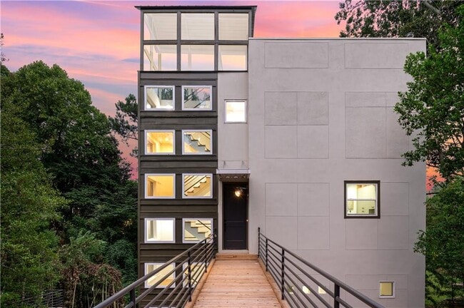 Photo - 335 Eureka Dr NE